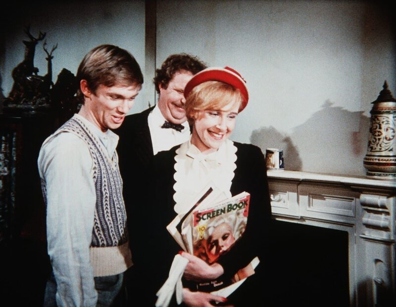 Curtis Norton (Ned Beatty, M.) hat sein Haus auf Hochglanz gebracht, um Anne Harris (Ivy Jones, r.), der er einen Heiratsantrag gemacht hat, zu beeindrucken. John-Boy Walton (Richard Thomas, l.) hat Anne vom Bus abgeholt und zu Curtis begleitet. – Bild: Sat.1 Gold