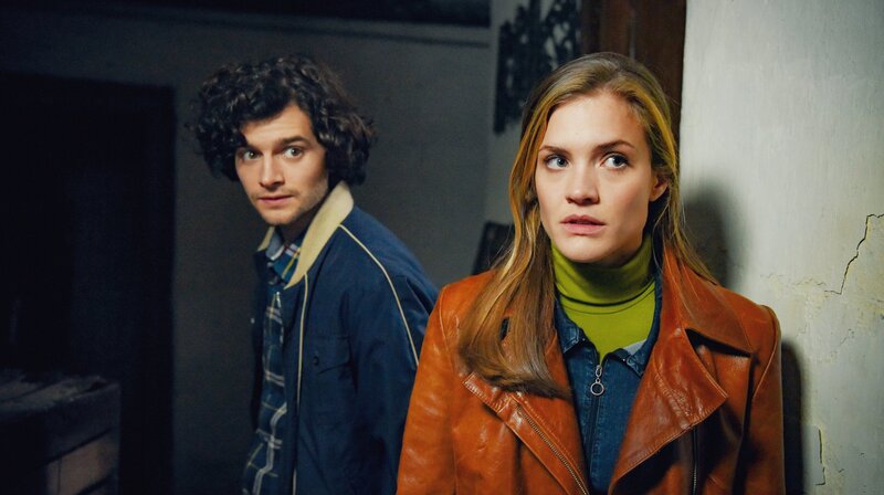 Lukas Jaric (Aaron Karl), Sophie Mitterndorfer (Miriam Fussenegger). – Bild: WDR/​ORF
