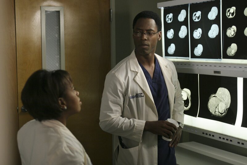 Ein spektakulärer Fall beschäftigt Dr. Miranda Bailey (Chandra Wilson, l.) und Dr. Preston Burke (Isaiah Washington, r.) … – Bild: SCOTT GARFIELD /​ ABC, INC.