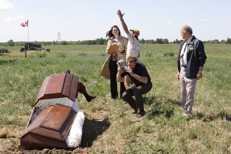 NTSB und Ermittler dokumentieren weiter, während Fotos vom Sarg gemacht werden – Bild: Cineflix