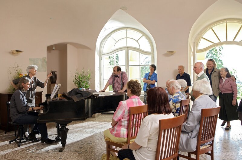 „Soko Donau“, „Todesengel.“ Helmuth Nowaks Oma weilt seit kurzem im Altersheim. Ärger mit einer Pflegerin veranlasst sie, diese zu beobachten. Als sie nächstens eine Konfrontation zwischen der Pflegerin und einer Heiminsassin mitbekommt und diese morgens tot aufgefunden wird, verständigt sie Helmuth und der mobilisiert das Ermittlerteam der SOKO. – Bild: ORF/SATEL-Film „Soko Donau“, „Todesengel.“ Helmuth Nowaks Oma weilt seit kurzem im Altersheim. Ärger mit einer Pflegerin veranlasst sie, diese zu beobachten. Als sie nächstens eine Konfrontation zwischen der Pflegerin und einer Heiminsassin mitbekommt und diese morgens tot aufgefunden wird, verständigt sie Helmuth und der mobilisiert das Ermittlerteam der SOKO. – Bild: ORF/SATEL-Film