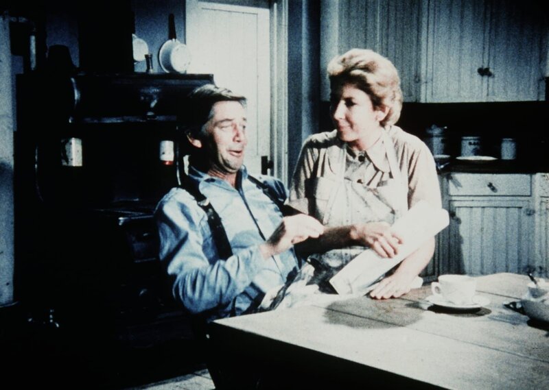 John (Ralph Waite, l.) und Olivia Walton (Michael Learned, r.) beratschlagen, was mit den Zirkusleuten geschehen soll, die sich in ihrer Scheune eingenistet haben. – Bild: WARNER BROS. INTERNATIONAL TELEVISION Lizenzbild frei