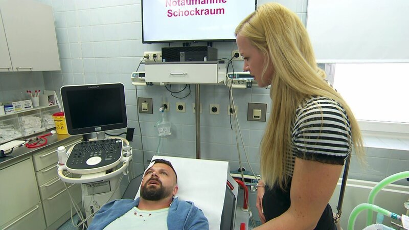 Ein Mann wird mit einer schweren Kopfverletzung behandelt. Währenddessen muss seine Frau feststellen, dass er ein Doppelleben führt. – Bild: RTLZWEI