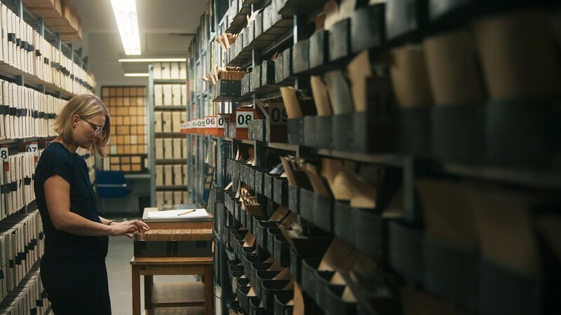 In den Archiven des Roten Kreuzes in München lagern Millionen Dokumente zur Vermisstensuche in der Nachkriegszeit. Die Historikerin, Dr. Nadine Recktenwald, erforscht die Geschichte der Suchdienste. – Bild: The History Channel /​ ZDF und Arsenij Gusev