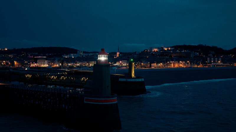 Der Leuchtturm im Hafen von Fécamp wird für die Gruppe um Abigail bei der Rettung des Wesens zum Schlüsselelement. – Bild: NDR/​Mintee Studio/​Thalie Images/​France Télévisions/​Beside Productions