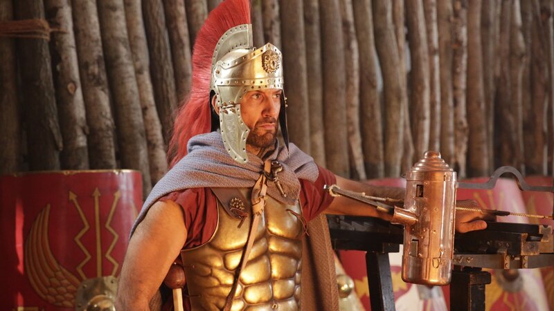 Bei ihrer Invasion in Kaledonien greifen die Römer Burnswark Hill an und überwältigen die Einwohner mit ihrer Kriegslist. – Bild: ZDF