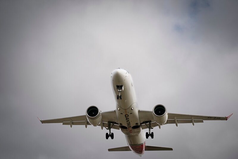 Ein Flugzeug landet am Flughafen Melbourne. Der Flughafen Melbourne ist Australiens verkehrsreichster Flughafen und wird jährlich von über 35 Millionen Passagieren abgefertigt. – Bild: ITV Studios/​Kelly Gardner
