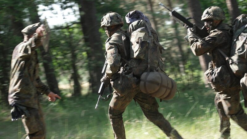 Leon mit Waffe im Wald – Bild: ZDF und Axel Glück