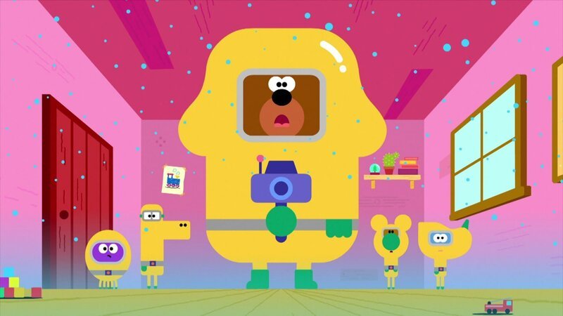 Duggee und die Quirlies sind auf der Suche nach dem Bestialischen Blauschimmel-Bollen. – Bild: WDR/​BBC Studios/​Studio AKA