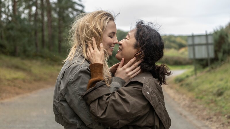 Eve (Sandra Oh, r.) und Villanelle (Jodie Comer, l.) sind endlich wieder vereint. Doch anstelle gemeinsam alles hinter sich zu lassen, haben die beiden noch einen Auftrag zu erfüllen. – Bild: David Emery /​ ZDF