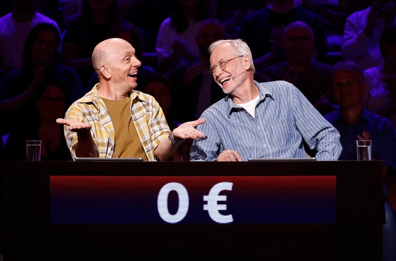 Rateteam-Kapitäne Bernhard Hoëcker (l.) mit Schauspieler Joachim Hermann Luger (r.). – Bild: ARD/​NDR/​Morris Mac Matzen
