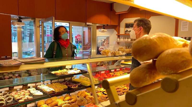 Lupinenbrot gibt es in dieser Bäckerei seit über zehn Jahren. Wenn es nach Elke zu Münster geht, wird die Weiße Lupine künftig so bekannt sein wie Erbsen oder Mais. (Weitere Bilder auf Anfrage) – Bild: NDR