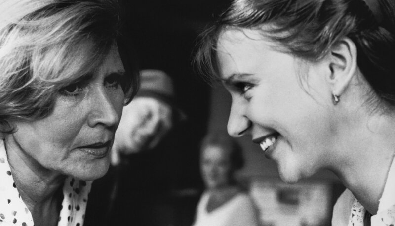 Margot (Elke Twiesselmann, links) läßt sich von Gunda (Sabine Kaack) bei einer Zeitungsanzeige beraten. – Bild: NDR/​Stroemer