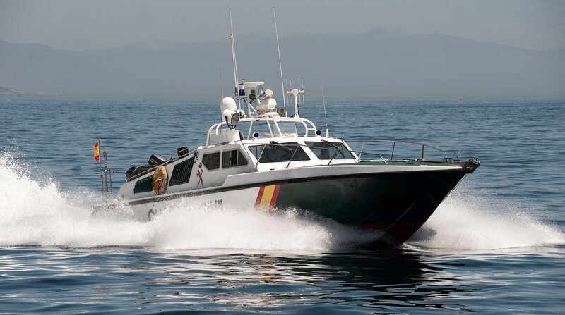 Ein Patrouillenboot der Guardia Civil fährt schnell in Spanien. (Guardia Civil) – Bild: Disney+