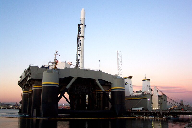 The sun sets on the Zenit-3SL rocket sitting atop Sea Launch’s Odyssey Launch Platform. – Bild: National Geographic Channel