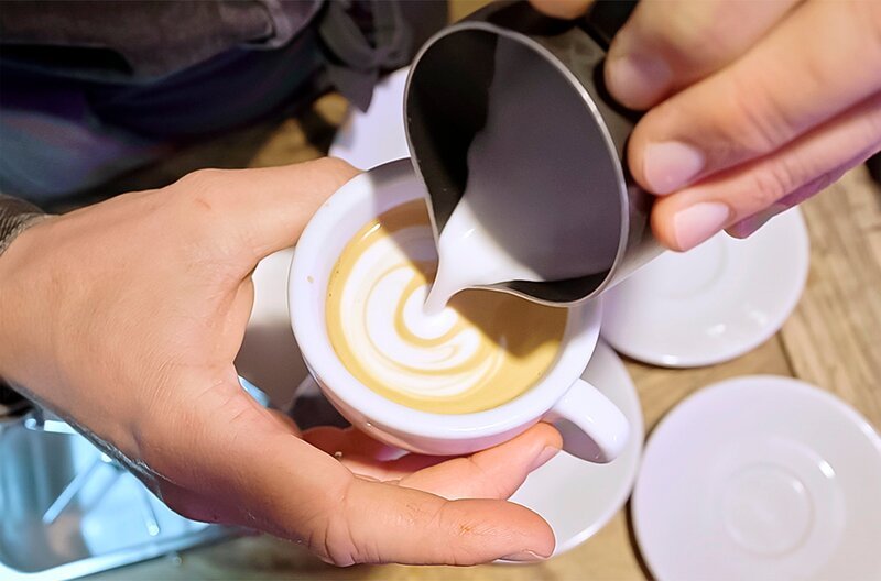 Auf jeden Capuccino kommt ein schönes Motiv. Dafür ist die Temperatur der Milch und die Konsistenz des Milchschaums wichtig. – Bild: SWR