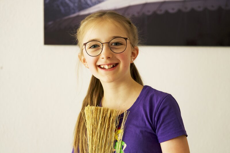 Die zehnjährige Julie ist ein echter Bibi Blocksberg-Fan. – Bild: rbb/​Cordula Garrido