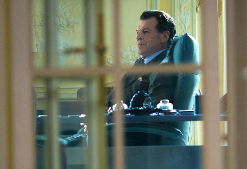 Er versucht seinen Einfluss zu nutzen, um Sherlock und Watson wieder beim NYPD einsetzen zu lassen, doch können die beiden ihm wirklich trauen? Sherlocks Vater Morland Holmes (John Noble) … – Bild: CBS Broadcasting, Inc. /​ Tom Concordia