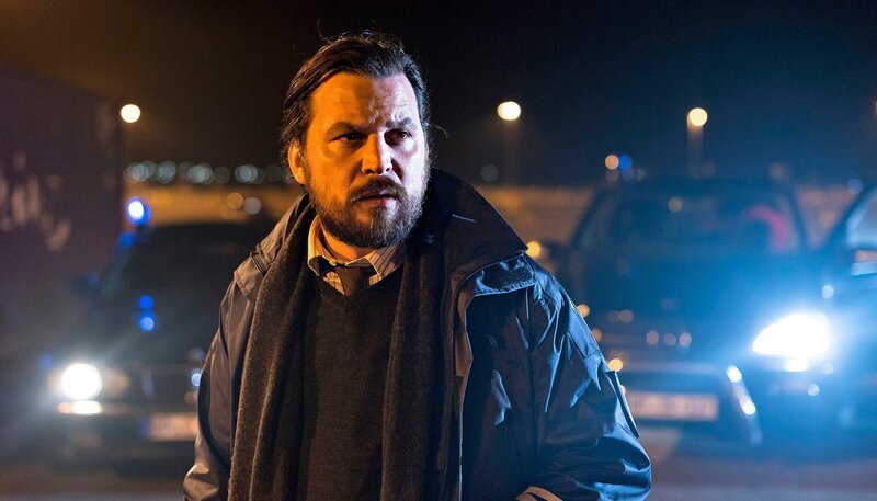 Gerd Carstens (Sascha Alexander Gersak) ist schockiert vom Unfalltod seiner beiden Kollegen. – Bild: NDR/​Boris Laewen