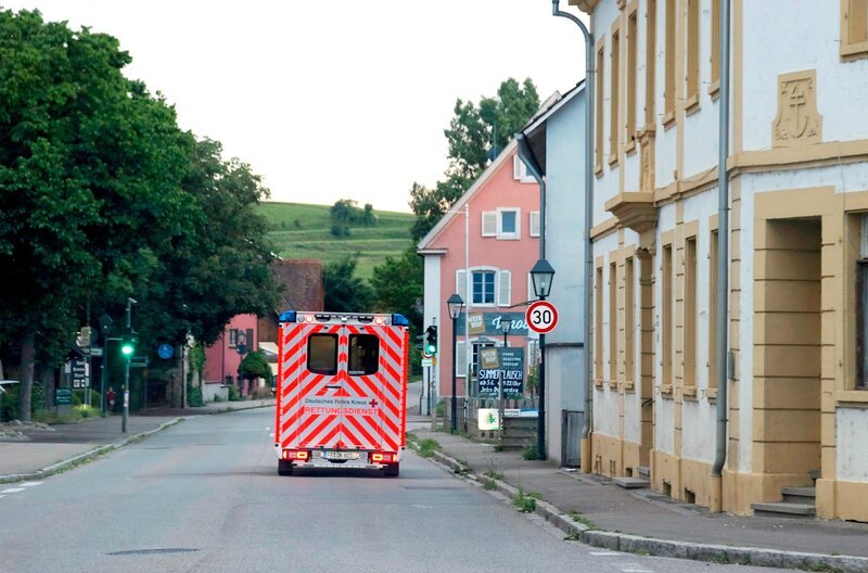 Je mehr Krankenhäuser in ländlichen Regionen schließen, umso länger werden die Anfahrtszeiten für Rettungssanitäter und Notärzte. – Bild: SWR/​Tatjana Mischke