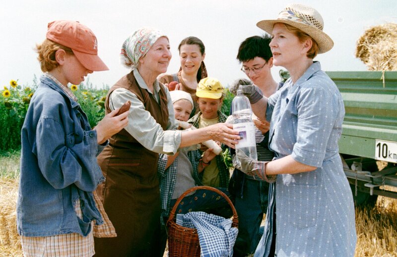 Familie Mähr und Julia mit ihren Enkeln bei der Jause am Feld (v.li.: Raffael Weninger, Bibiana Zeller, Paula Polak, Monika Finotti, Janet Brand, Philipp Fleischmann, Christiane Hörbiger) – Bild: ORF/​Petro Domenigg