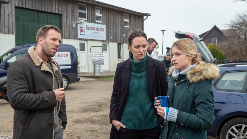 Karoline Joost (Nike Fuhrmann, 2.v.l.) und Lars Pöhlmann (Dominic Boeer, l.) befragen Clara Westphal (Anna Platen, r.). Die junge Frau hat ihre Freundin Jessy Winter tot aufgefunden. Jessy Winter ist gerade erst aus Rostock zurück nach Wismar gezogen. Weiß Clara Westphal, ob die Tote mit irgendwem Probleme gehabt hat? – Bild: Marc Meyerbröker /​ ZDF