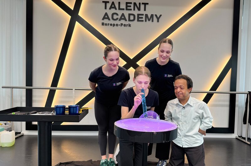 Seifenblasenkünstler Hammou Bensalah schult drei junge Frauen im Seifenblasen-Machen, damit sie ihn bei seiner Show vertreten können. – Bild: SWR/​Thomas Förster