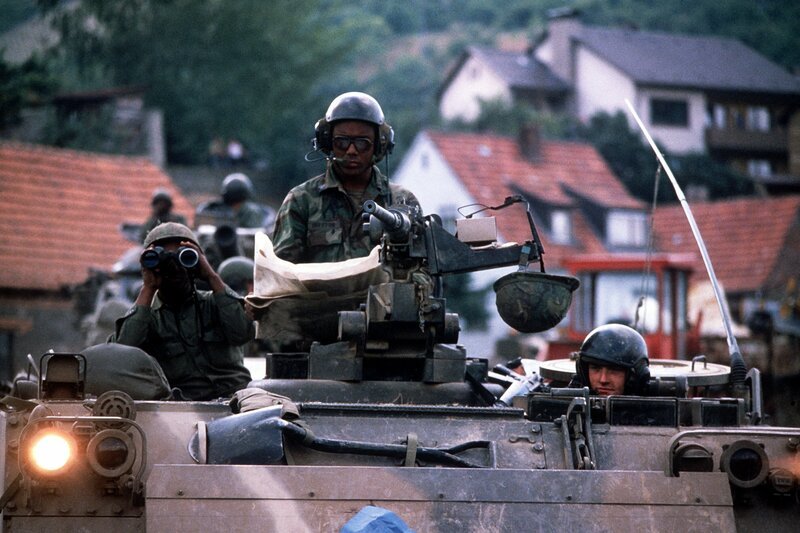 US-Panzer bei einem Manöver Anfang der 80er-Jahre in Westdeutschland. Die Amerikaner werden als Schutzmacht gegen den vermeintlich aggressiven Ostblock gebraucht. – Bild: ZDF und NARA (Public Domain) US-Panzer bei einem Manöver Anfang der 80er-Jahre in Westdeutschland. Die Amerikaner werden als Schutzmacht gegen den vermeintlich aggressiven Ostblock gebraucht. – Bild: ZDF und NARA (Public Domain)