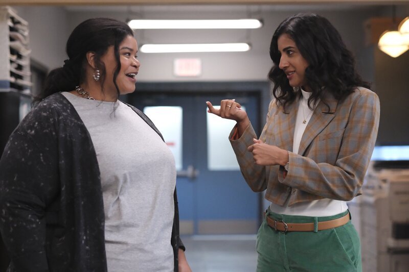 v.li.: Bettany (Krystal Smith) und Emily Price (Vella Lovell) – Bild: 2023 Fox Entertainment /​ Photo Credit: Bettina Strauss /​ Fox Ent. Global /​ 2024 Fox Media LLC. /​ FOX