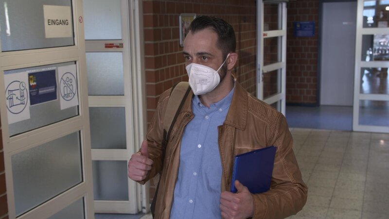 Markus erhält Zulassung als Offizier. – Bild: ZDF und Alex Glück