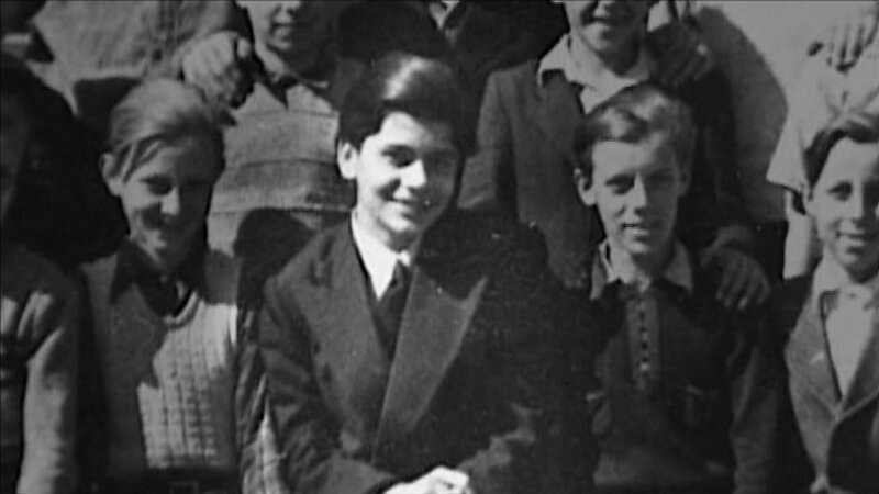 Karl Lagerfeld wächst in Hamburg und in Bad Bramstedt als Sohn eines Dosenfabrikanten auf, der mit „Glücksklee“ sein Geld verdiente. – Bild: ZDF und unbekannt, rechtefrei gegeben