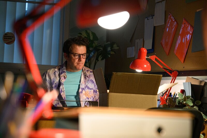 Der Mann setzt sich an den Tisch und betrachtet die Schachtel – Bild: THE HISTORY CHANNEL /​ A+E Networks, Nicholas Smith/​Nicholas A Smith/​Nicholas A Smith