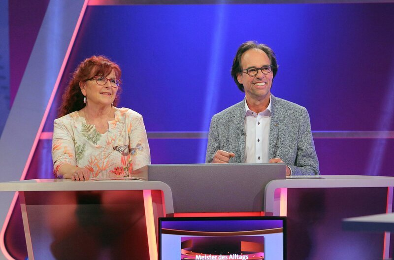 Moderator Florian Weber stellt in seinem SWR Wissensquiz „Meister des Alltags“ die Alltagstauglichkeit seiner prominenten Kandidaten auf die Probe. Alice Hoffmann und Christoph Sonntag. – Bild: SWR/​Peter A. Schmidt