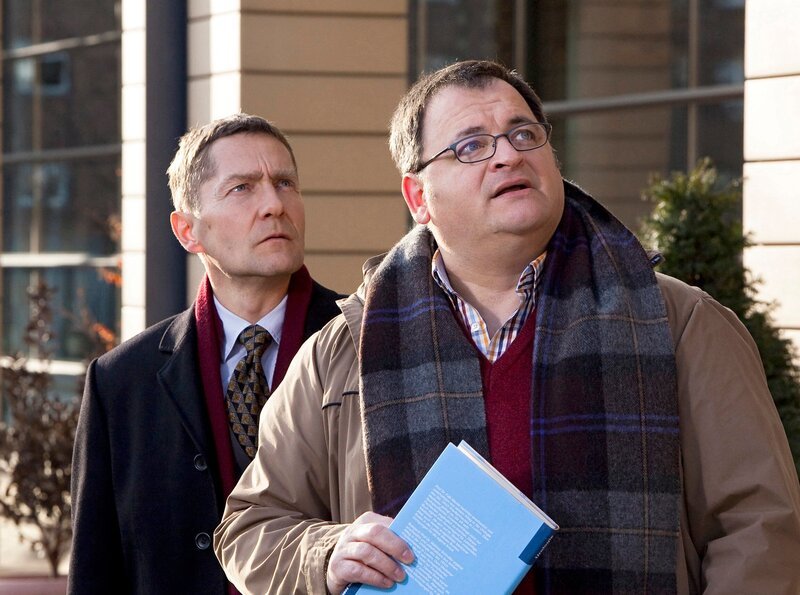 Hans-Peter Brenner (Michael Trischan, rechts) hat eine urologische Fachfrage an Dr. Rolf Kaminski (Udo Schenk) und fängt diesen vor der Klinik ab. Doch Kaminski entdeckt auf dem Klinikdach Emil Lerchfeld, der ziemlich nah am Rand steht. – Bild: MDR/​Peter Krajewsky