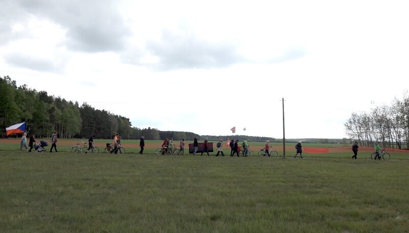 Die Bewohner von Rohne demonstrieren für den Erhalt ihrer Heimat. – Bild: MDR/​Julius Günzel