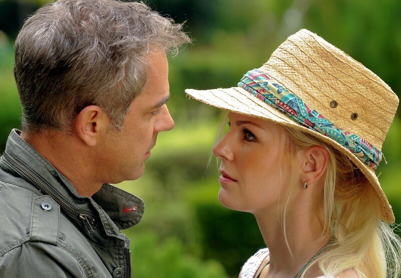 Schau mir in die Augen: Zwischen Lara (Ivonne Schönherr) und Simon (Florian Fitz) funkt es ganz gewaltig. – Bild: ARD Degeto/​Lisa Film/​Oliver Roth