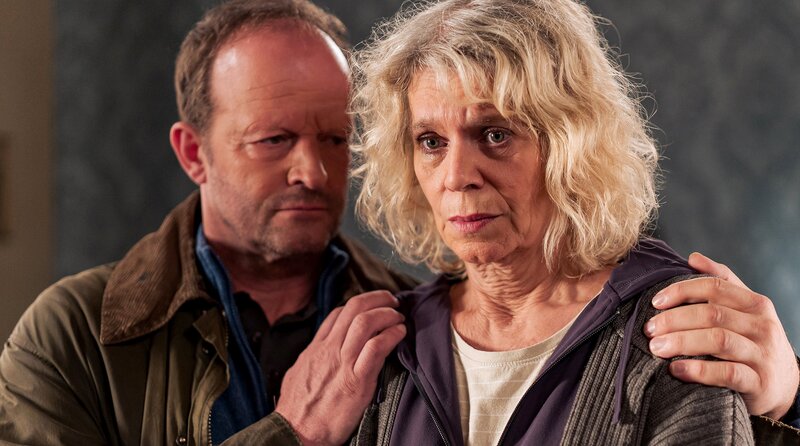 Kati (Christiane Bachschmidt) möchte beim Jugendamt das Sorgerecht für Carlotta beantragen. Bernd (Martin Wangler) versucht, das Schlimmste zu verhindern. – Bild: SWR/​Christian Koch