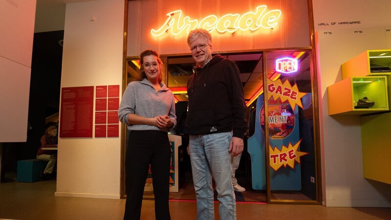 Jeder Mensch spielt – Lisa Budzinski trifft den Spieleforscher Prof. Jens Junge im Computerspielemuseum in Berlin. – Bild: ZDF und Jaspar Marquardt