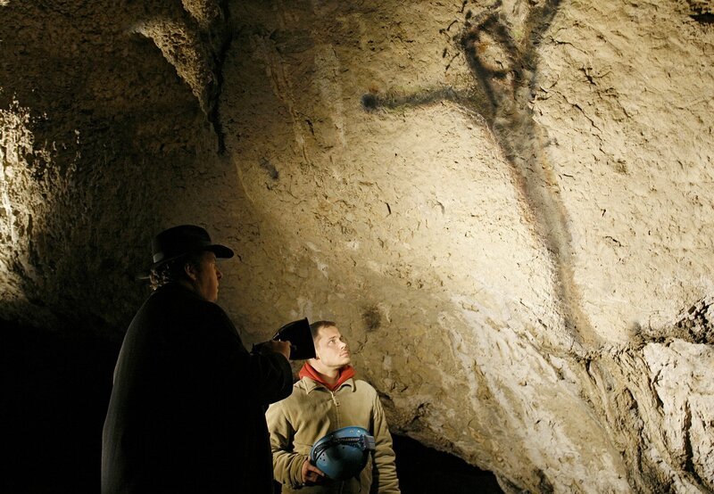 Pfarrer Braun (Ottfried Fischer) und sein Messner Armin (Antonio Wannek, re.) entdecken ein vermeintliches Zeichen Gottes. – Bild: ARD Degeto/​Diane Krüger