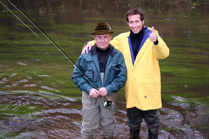 An der Wondreb, einem kleinen Fluss im Stiftland, trifft Willi Fliegenfischer Robert Eisenmann. – Bild: Bayerischer Rundfunk/​megaherz GmbH