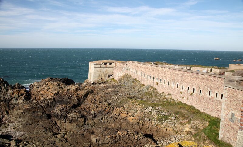 ALDERNEY, CHANNEL ISLANDS – Landscape of 3-level bunker at the northern point of Strongpoint Josefsburg, with northern Victorian wall extending to the foreground. (photo credit: DSP) – Bild: National Geographic Channel