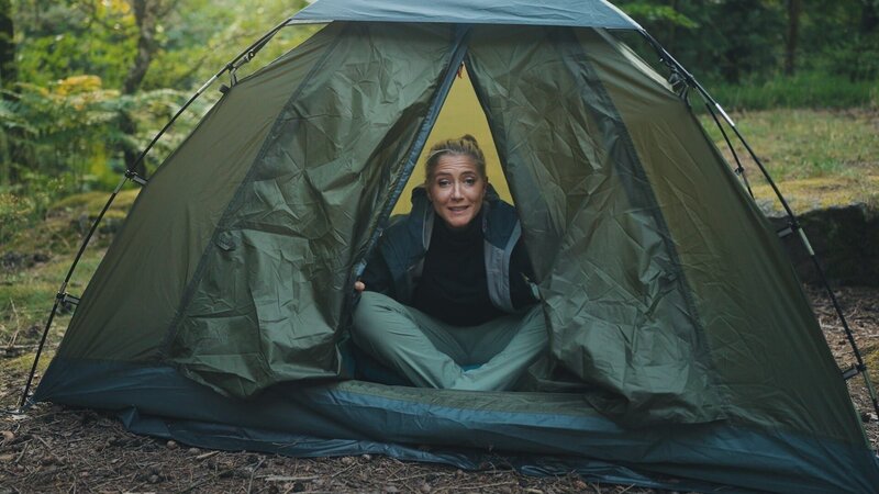 Irgendwo im Nirgendwo: Mit vollem Körpereinsatz testet Pia Osterhaus „Die Tricks der Outdoor-Industrie“ am eigenen Leib. – Bild: ZDF und Christopher Scheit /​ Sören Wilke