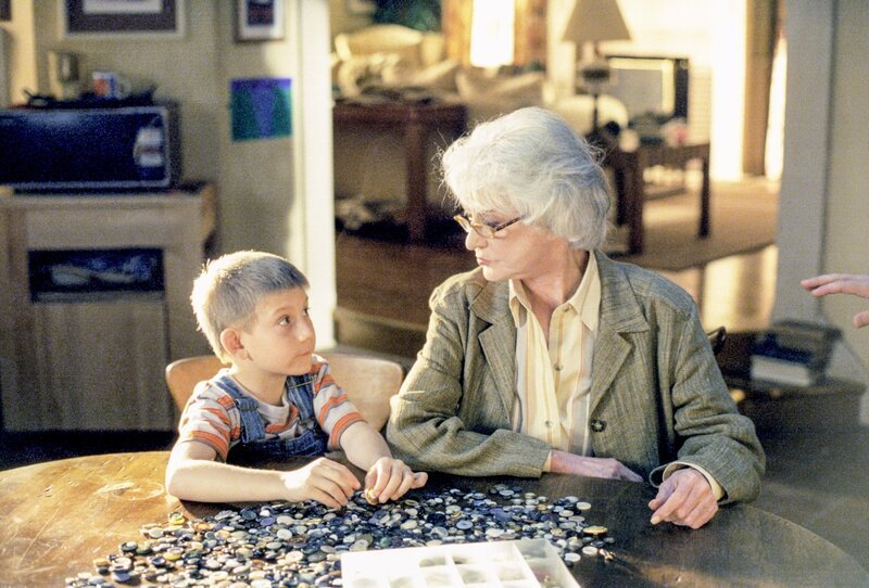 Erik Per Sullivan (Dewey), Bea Arthur (Mrs. White). – Bild: ORF/​Disney