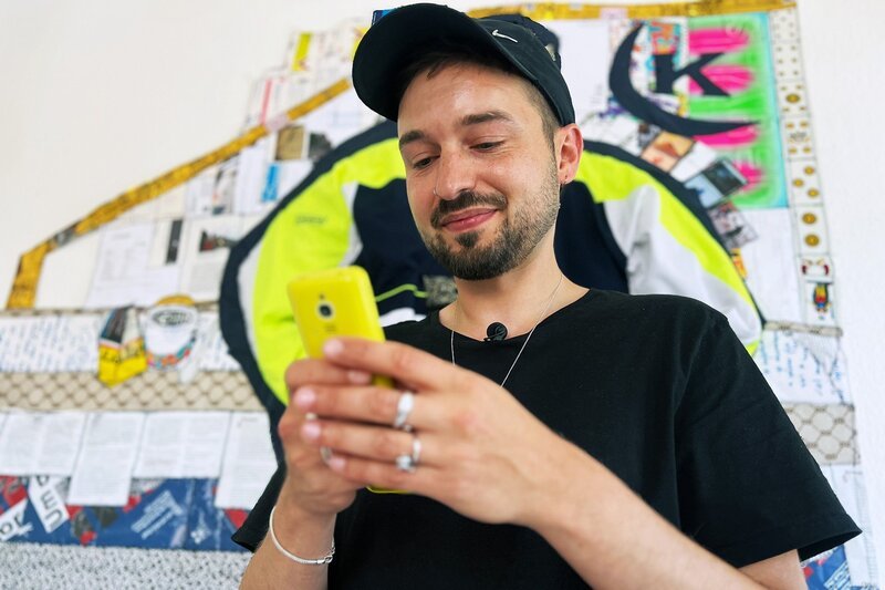 Manuel lebt ohne Smartphone. – Bild: SRF