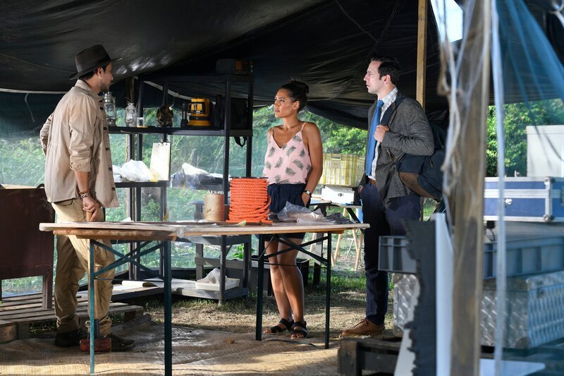 Am Tatort angekommen, machen sich DS Cassell (Joséphine Jobert, M.) und DI Parker (Ralf Little, r.) ein Bild von der Lage. Als Ed Lancer (Luke Pasqualino, l.) ihnen erzählt, was vorgefallen ist, entwickelt sich schnell ein erster Verdacht. – Bild: ZDF und Peter Jonasson