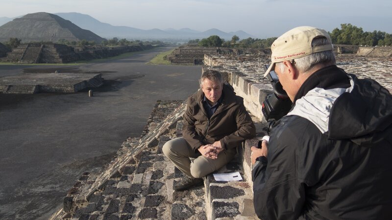 Professor Wemhoff beim Dreh in Mexiko bei den Pyramiden. – Bild: ZDF/​Hans Jakobi