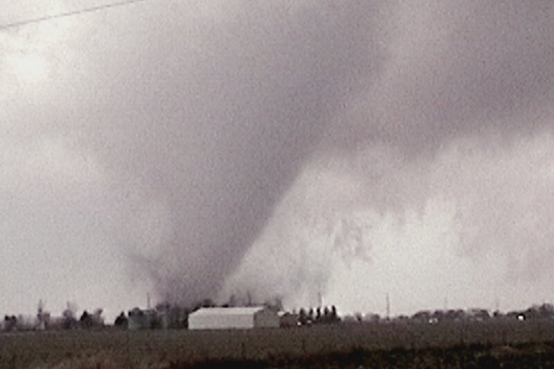 Ein Tornado nähert sich der Stadt. – Bild: Jim Bishop