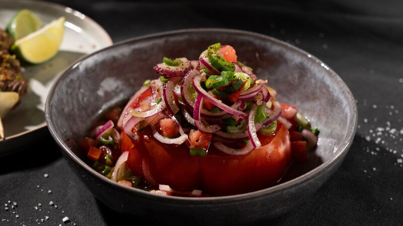 Fränkischer Tomatensalat. – Bild: WDR/​2Bild TV.Events & Media GmbH/​Raphael Duschekr