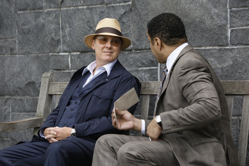 L-R: Raymond ‚Red‘ Reddington (James Spader), Harold Cooper (Harry J. Lennix). – Bild: PLURIMEDIA (NBC Universal Media)