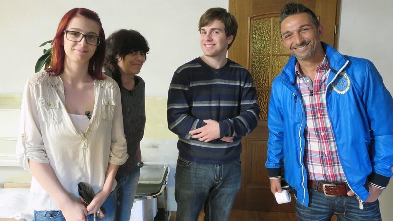 Trödelprofi Mauro Corradino (re.) mit Alena (li.), Mona (2.v.li.) und Denis – Bild: RTL II – Recht zum Abdruck/​Darstellung zeitlich/​sachlich beschränkt auf die Bewerbung der Sendung